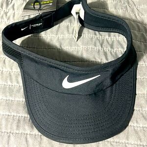 BLK NIKE VISOR - New with tags - Womens